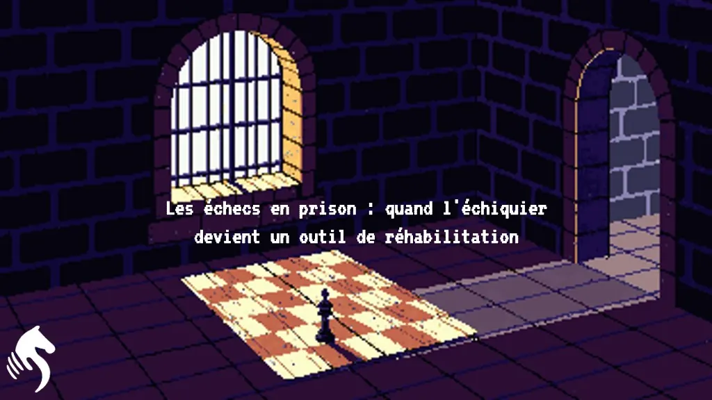Illustration pixel art : cellule aux murs de pierre sombres, lumière à barreaux dessinant un damier au sol, roi noir au centre, porte ouverte sur un couloir éclairé ; titre « Les échecs en prison : quand l'échiquier devient un outil de réhabilitation » en surimpression.