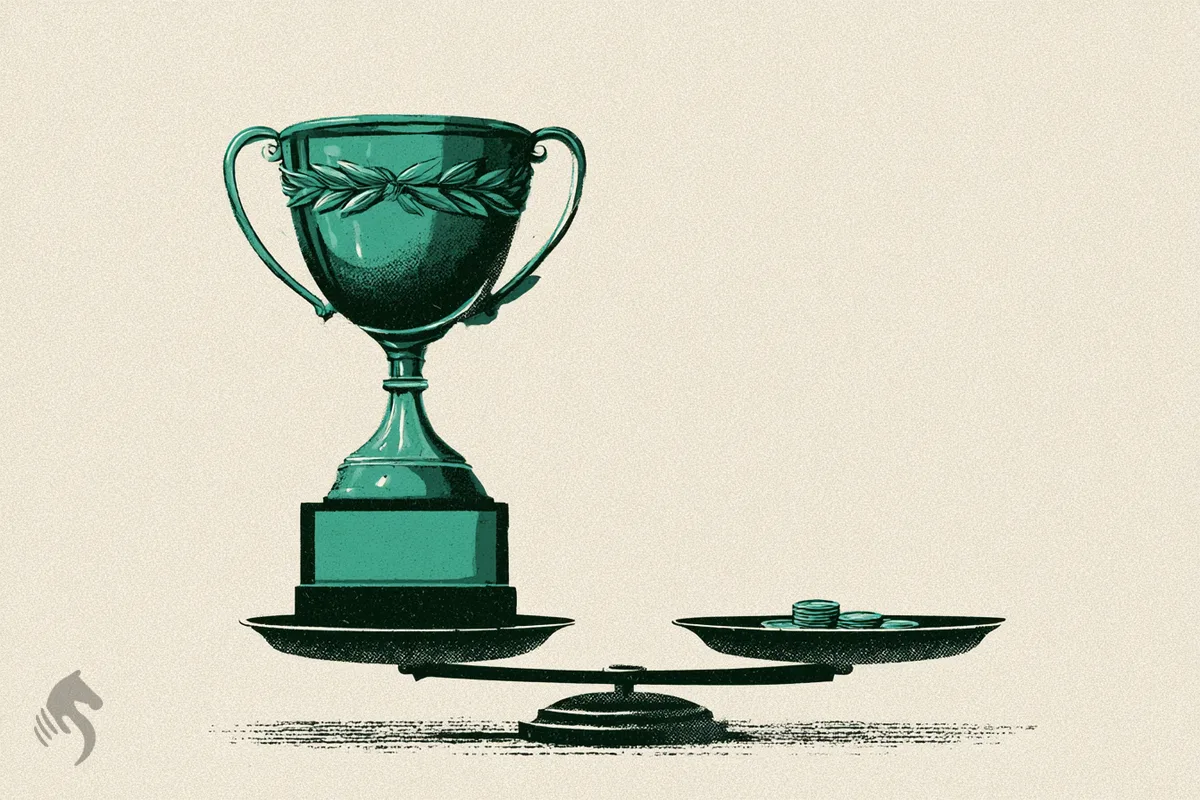 Une balance où un grand trophée est soulevé par trois petites pièces de monnaie.