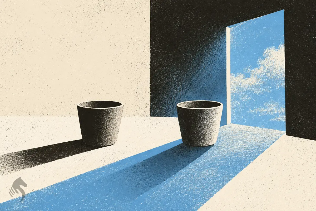 Deux tasses identiques voisinent avec une ombre prenant la forme d’une porte.