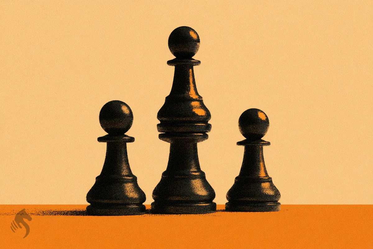 Trois piles de pions d'échecs de hauteurs très inégales alignées en contre-plongée.